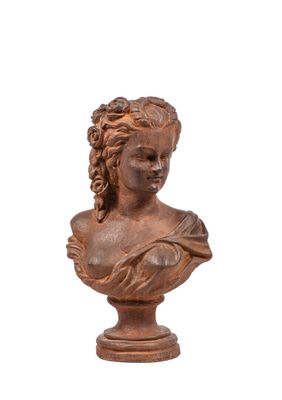 un gros plan sur la statue d'une femme sur fond blanc