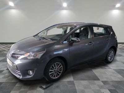 La Toyota Sienna est garée sur un sol à damier dans un garage.