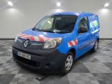 la camionnette bleue est garée sur le sol en damier d'un garage
