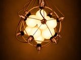 un gros plan d'une lampe suspendue à un luminaire de plafond
