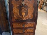 une armoire surmontée d'un miroir