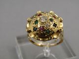 une image représentant une bague en or sertie de pierres multicolores