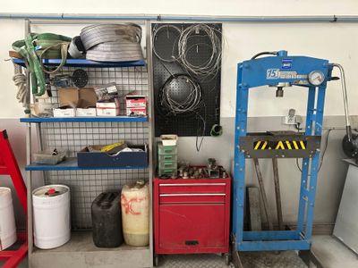 un garage avec de nombreux outils sur les étagères