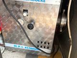 une machine qui se trouve dans le coin d'une pièce