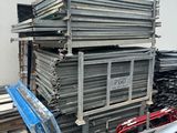 un gros tas de barres métalliques empilées les unes sur les autres