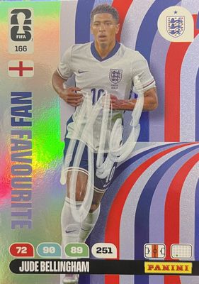 La carte de football comporte la photo d'un footballeur.