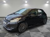 la voiture noire est garée dans le garage sur un sol en damier