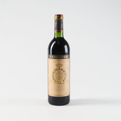 la bouteille de vin est posée sur une surface blanche