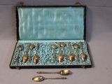 many spoons and spoon spoons sitting in a case