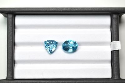 Un lot de deux topazes bleues couleur "bleu ciel" dont une f…