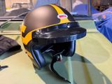 un casque posé sur une table, à côté d'une paire de ciseaux