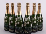 six bouteilles de champagne ornées de fleurs blanches