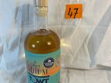 une bouteille d'alcool posée sur une table