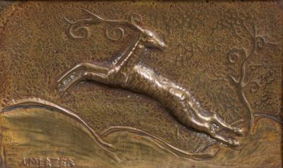 une plaque en bronze représentant un cerf bondissant dans les airs