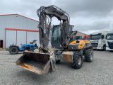 une photo d'un engin de chantier garé sur un parking