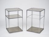 paire de tables d'appoint en chrome et en verre avec des étagères