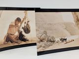 deux photos d'un homme et d'une femme assis par terre