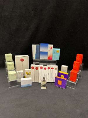 tout un tas de paquets de cigarettes différents posés sur une table