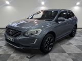 Le SUV Volvo gris est garé sur un sol à damier.
