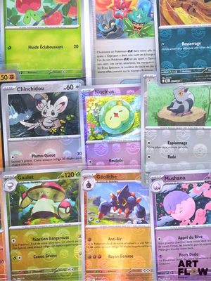 beaucoup de cartes pokemon sur la table