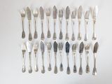 beaucoup de fourchettes et de cuillères sur la table