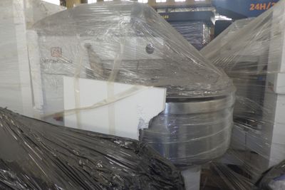 des cartons emballés dans du plastique sont empilés les uns sur les autres