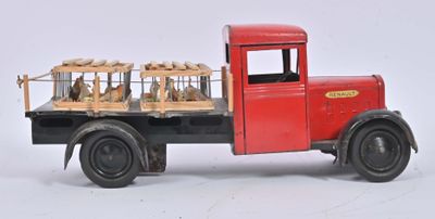 un camion rouge en plastique avec plein de poulets à l'arrière