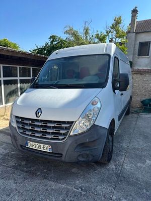 La camionnette blanche est garée devant une maison.