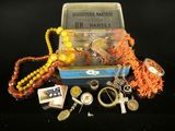 une boîte d'objets assortis posée sur une table