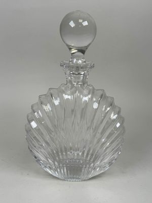 une image représentant un flacon de parfum en verre transparent muni d'un bouchon en verre