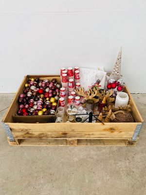 une boîte en bois remplie d'une sélection de décorations de Noël