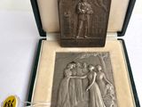 une vieille médaille en argent dans un écrin orné de la photo d'une femme