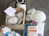 une boîte de nourriture posée par terre