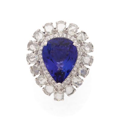 gros plan d'une bague en saphir bleu et diamant sur fond blanc