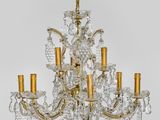 une image d'un lustre en verre et en laiton