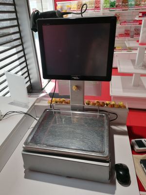 une photo d'un téléviseur posé sur un meuble dans un magasin