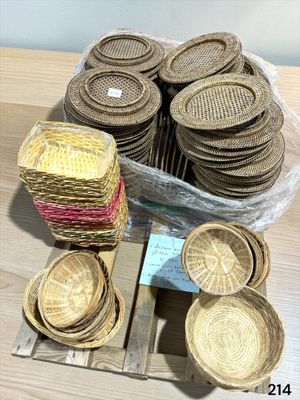 de nombreux paniers posés sur une table