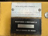une pancarte à l'arrière d'un tracteur sur laquelle on peut lire « New Holland France »