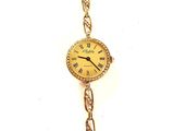 une montre en or avec une chaîne, sur fond blanc