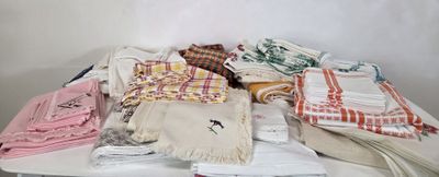 une pile de serviettes pliées sur une table blanche