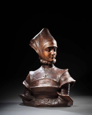 un buste en bronze représentant une femme coiffée d'un chapeau et vêtue d'une robe
