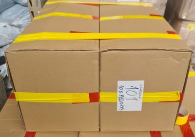 Lot d'environ 100 peluches de seconde main, conditionnées en…