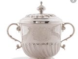 une image représentant une coupe en argent avec un couvercle, sur fond blanc