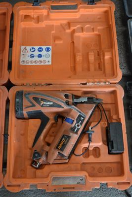 deux caisses orange contenant des outils, posées par terre