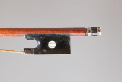 un archet de violon attaché à une pièce de bois