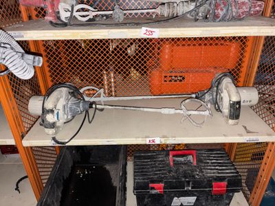 une étagère sur laquelle sont posés des outils, dans un garage