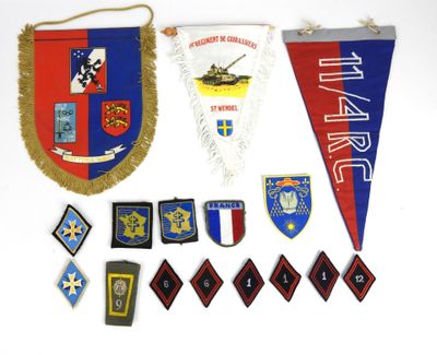 Ensemble divers composé de trois fanions de régiment, d'insi…