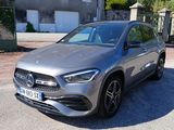Le SUV Mercedes GLA est garé devant une maison