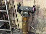 une borne d'incendie située à côté d'une échelle