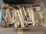 une boîte en carton remplie d'outils en bois posée par terre